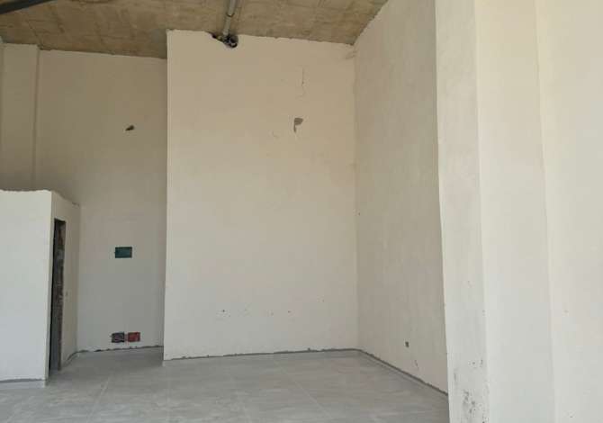 Jepen Dyqane me Qera 📍Ish Fusha Aviacionit , Tirane Cmimet perkatese; 600 Euro  660 Euro