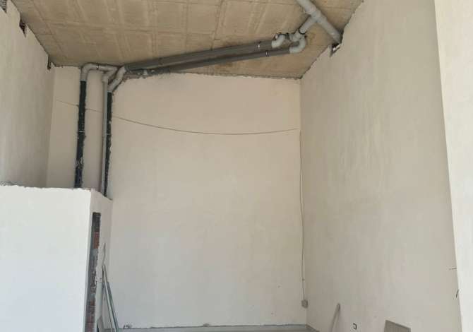 Jepen Dyqane me Qera 📍Ish Fusha Aviacionit , Tirane Cmimet perkatese; 600 Euro  660 Euro