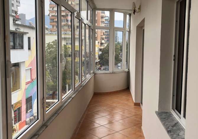 Ambient me qera per Zyra📍 Sheshi WillsonTirana e Re💶Cmimi 1800 Euro / Netto 