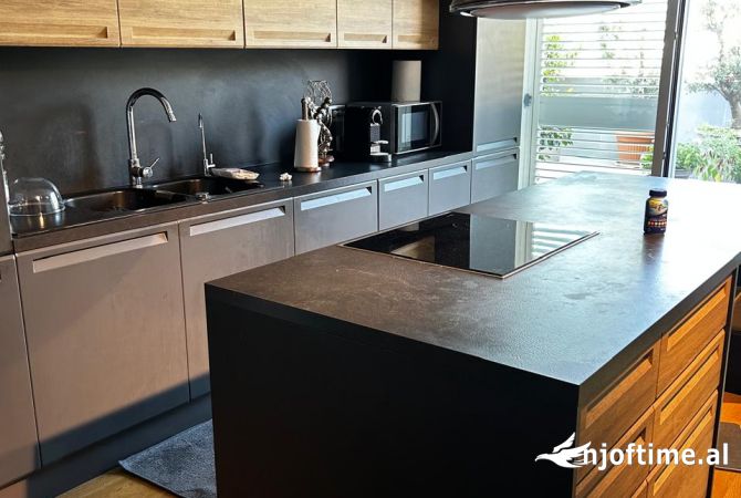 Shtepi me qera Penthose(kati i fundit panoramik) ne Tirane, 3+1, Mobilimi E mobiluar, Pagesa 3,000  Euro.