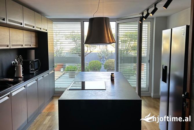 Shtepi me qera Penthose(kati i fundit panoramik) ne Tirane, 3+1, Mobilimi E mobiluar, Pagesa 3,000  Euro.