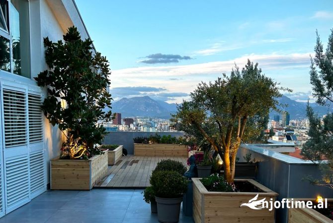 Shtepi me qera Penthose(kati i fundit panoramik) ne Tirane, 3+1, Mobilimi E mobiluar, Pagesa 3,000  Euro.