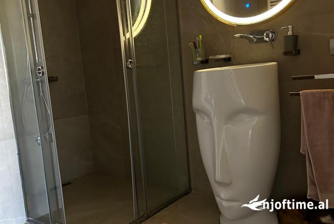 Shtepi me qera Penthose(kati i fundit panoramik) ne Tirane, 3+1, Mobilimi E mobiluar, Pagesa 3,000  Euro.