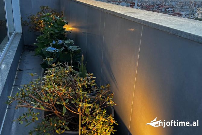 Shtepi me qera Penthose(kati i fundit panoramik) ne Tirane, 3+1, Mobilimi E mobiluar, Pagesa 3,000  Euro.