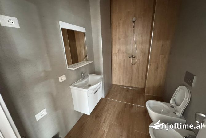 Ambient biznesi me qera 3+1 ne Tirane - 900 Euro