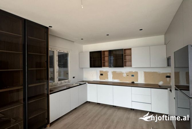 Shtepi me qera Apartament ne Tirane, 2+1, Mobilimi Pjeserisht e mobiluar, Pagesa 2,000  Euro.
