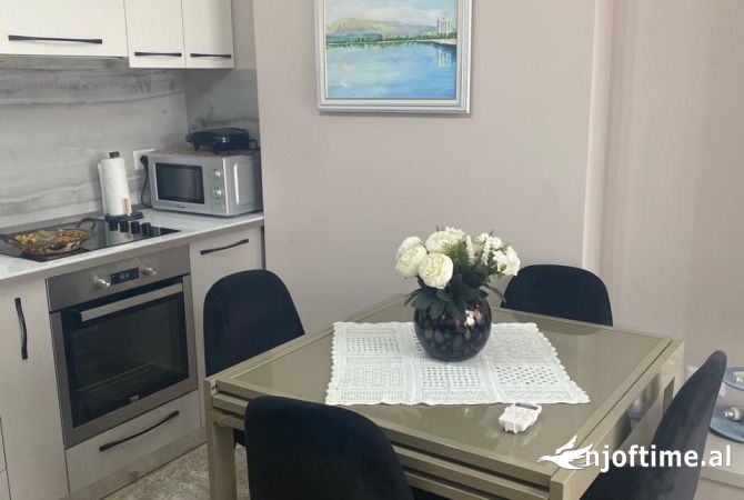 Shtepi me qera Apartament ne Tirane, 2+1, Mobilimi E mobiluar, Pagesa 650  Euro.