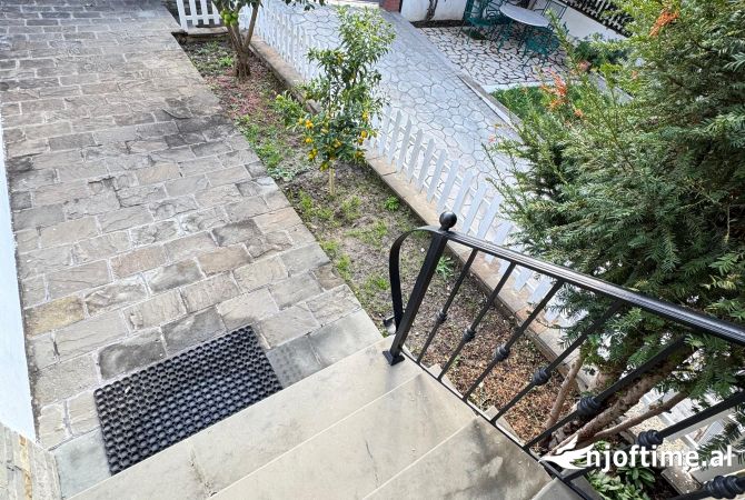 Shtepi me qera Shtepi Private ne Tirane, 3+1, Mobilimi E mobiluar, Pagesa 2,000  Euro.