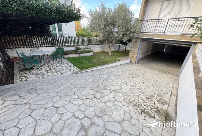 Shtepi me qera Shtepi Private ne Tirane, 3+1, Mobilimi E mobiluar, Pagesa 2,000  Euro.