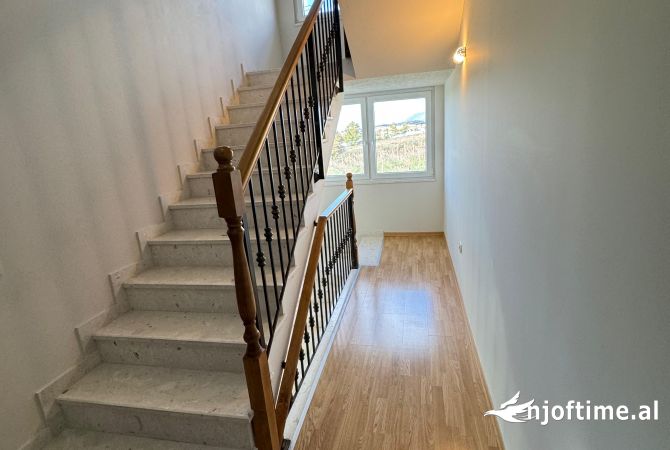 Shtepi me qera Shtepi Private ne Tirane, 3+1, Mobilimi E mobiluar, Pagesa 2,000  Euro.