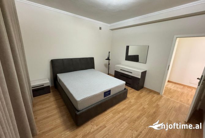 Shtepi me qera Shtepi Private ne Tirane, 3+1, Mobilimi E mobiluar, Pagesa 2,000  Euro.