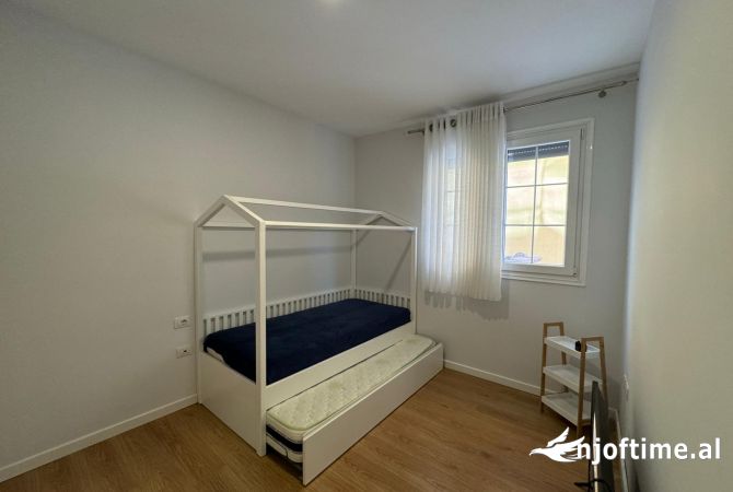 Shtepi me qera Apartament ne Tirane, 2+1, Mobilimi Pjeserisht e mobiluar, Pagesa 800  Euro.