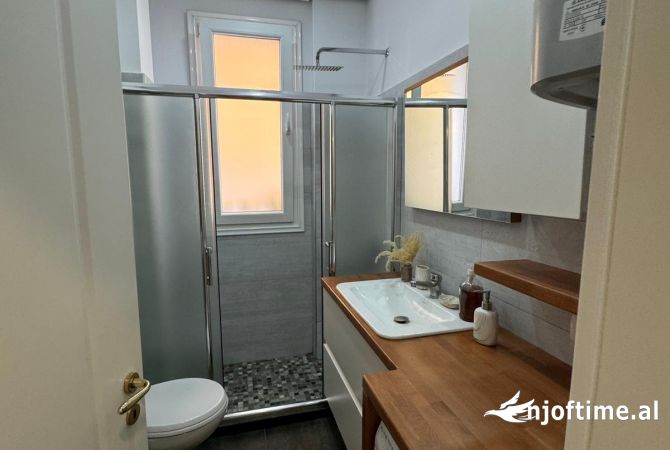 Shtepi me qera Apartament ne Tirane, 2+1, Mobilimi Pjeserisht e mobiluar, Pagesa 800  Euro.
