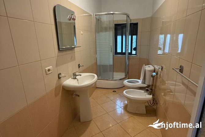 Shtepi me qera Shtepi Private ne Tirane, 2+1, Mobilimi Pjeserisht e mobiluar, Pagesa 40,000  Leke.