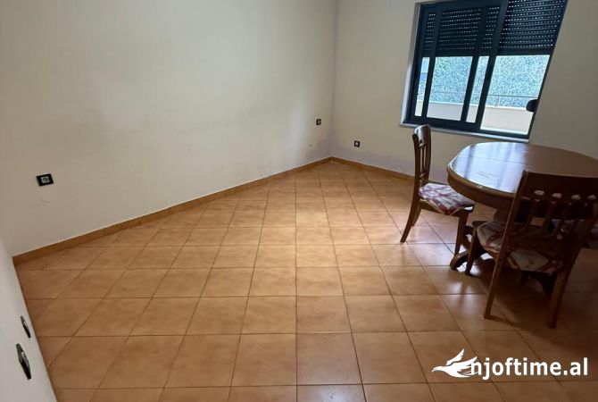 Shtepi me qera Shtepi Private ne Tirane, 2+1, Mobilimi Pjeserisht e mobiluar, Pagesa 40,000  Leke.