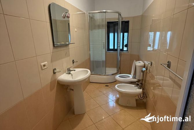 Shtepi me qera Shtepi Private ne Tirane, 2+1, Mobilimi Pjeserisht e mobiluar, Pagesa 40,000  Leke.