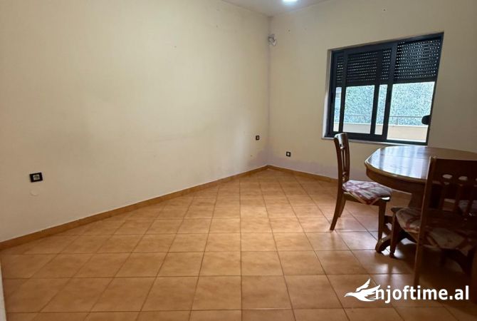 Shtepi me qera Shtepi Private ne Tirane, 2+1, Mobilimi Pjeserisht e mobiluar, Pagesa 40,000  Leke.