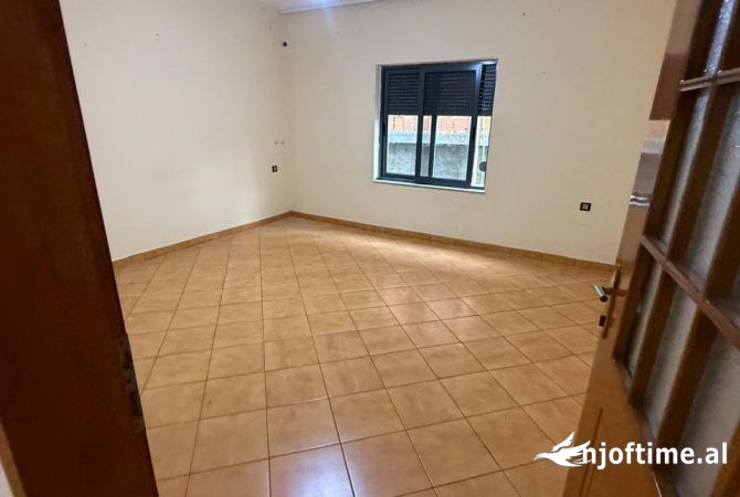 Shtepi me qera Shtepi Private ne Tirane, 2+1, Mobilimi Pjeserisht e mobiluar, Pagesa 40,000  Leke.