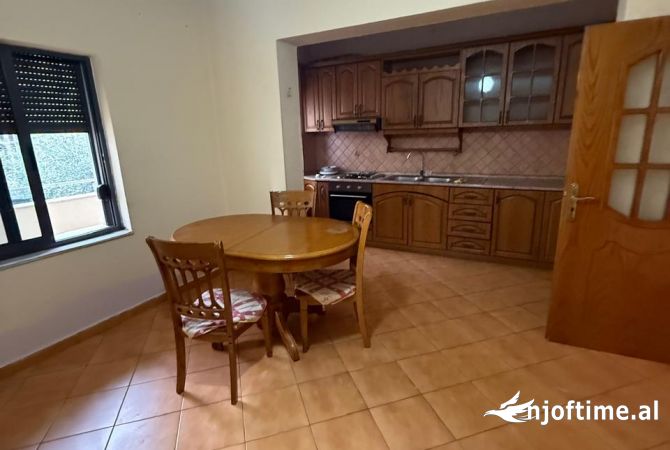 Shtepi me qera Shtepi Private ne Tirane, 2+1, Mobilimi Pjeserisht e mobiluar, Pagesa 40,000  Leke.