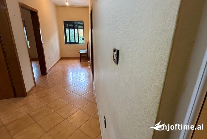 Shtepi me qera Shtepi Private ne Tirane, 2+1, Mobilimi Pjeserisht e mobiluar, Pagesa 40,000  Leke.