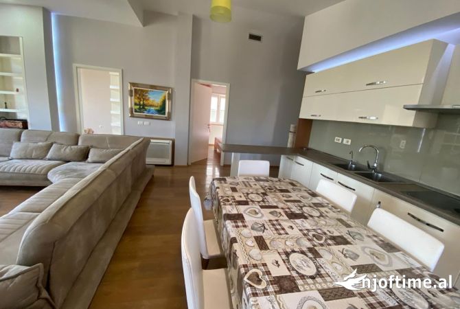 Shtepi me qera Papafingo(kati i catise) ne Tirane, 4+1, Mobilimi Pjeserisht e mobiluar, Pagesa 1,100  Euro.