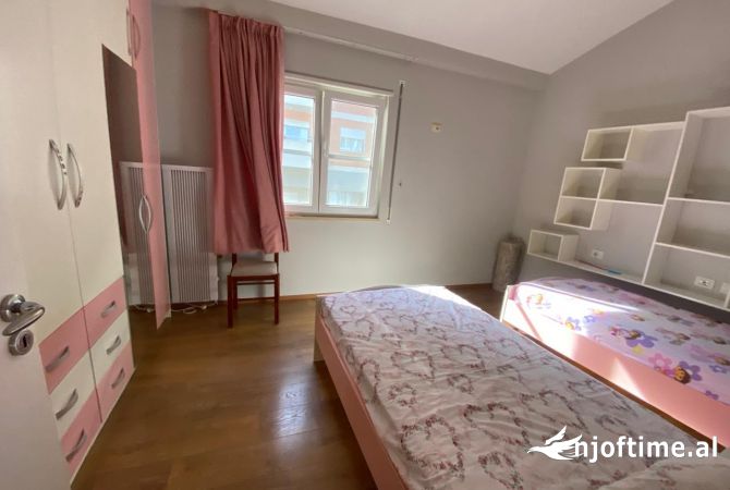 Shtepi me qera Papafingo(kati i catise) ne Tirane, 4+1, Mobilimi Pjeserisht e mobiluar, Pagesa 1,100  Euro.