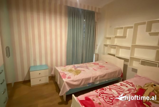 Shtepi me qera Papafingo(kati i catise) ne Tirane, 4+1, Mobilimi Pjeserisht e mobiluar, Pagesa 1,100  Euro.