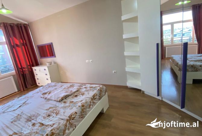 Shtepi me qera Papafingo(kati i catise) ne Tirane, 4+1, Mobilimi Pjeserisht e mobiluar, Pagesa 1,100  Euro.