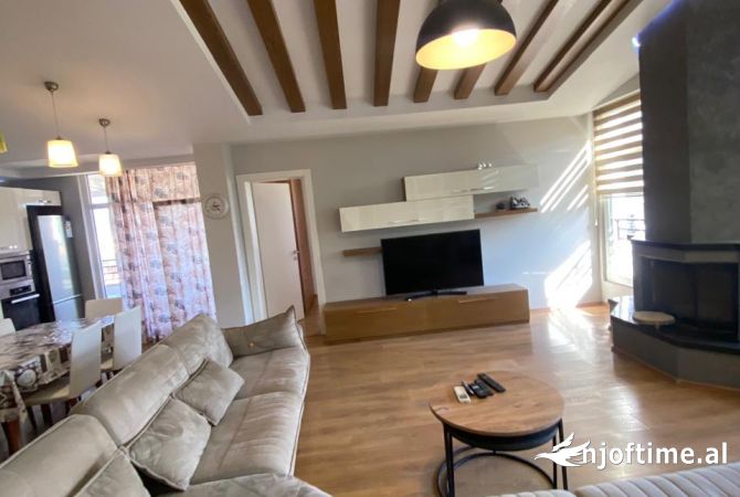 Shtepi me qera Papafingo(kati i catise) ne Tirane, 4+1, Mobilimi Pjeserisht e mobiluar, Pagesa 1,100  Euro.