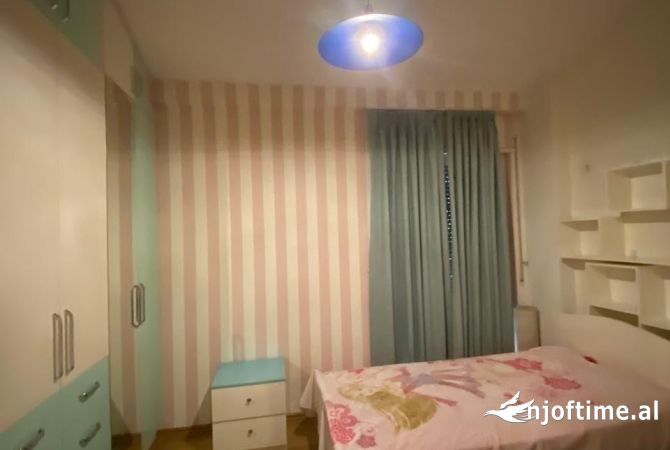 Shtepi me qera Papafingo(kati i catise) ne Tirane, 4+1, Mobilimi Pjeserisht e mobiluar, Pagesa 1,100  Euro.