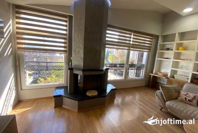 Shtepi me qera Papafingo(kati i catise) ne Tirane, 4+1, Mobilimi Pjeserisht e mobiluar, Pagesa 1,100  Euro.