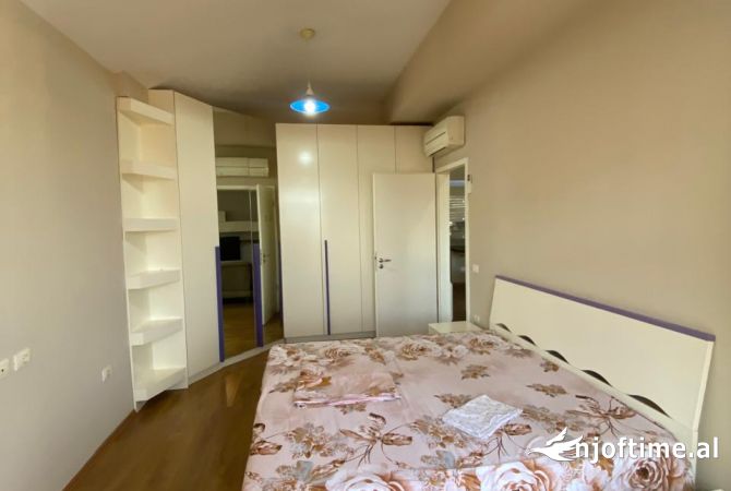 Shtepi me qera Papafingo(kati i catise) ne Tirane, 4+1, Mobilimi Pjeserisht e mobiluar, Pagesa 1,100  Euro.