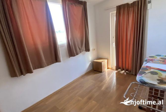 Shtepi me qera Papafingo(kati i catise) ne Tirane, 4+1, Mobilimi Pjeserisht e mobiluar, Pagesa 1,100  Euro.