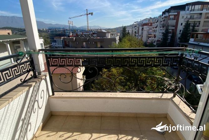 Shtepi me qera Papafingo(kati i catise) ne Tirane, 4+1, Mobilimi Pjeserisht e mobiluar, Pagesa 1,100  Euro.