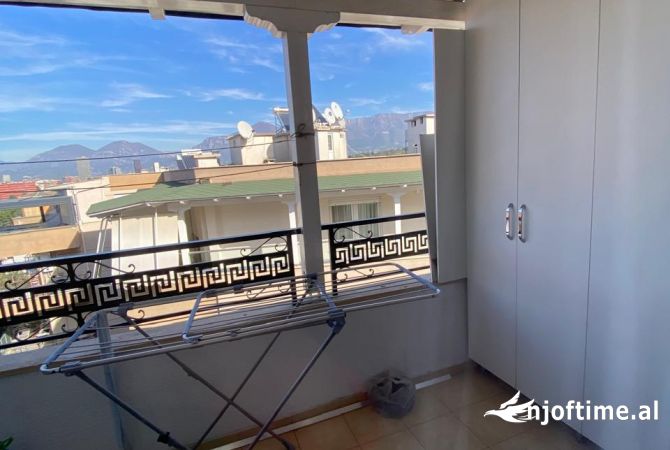 Shtepi me qera Papafingo(kati i catise) ne Tirane, 4+1, Mobilimi Pjeserisht e mobiluar, Pagesa 1,100  Euro.