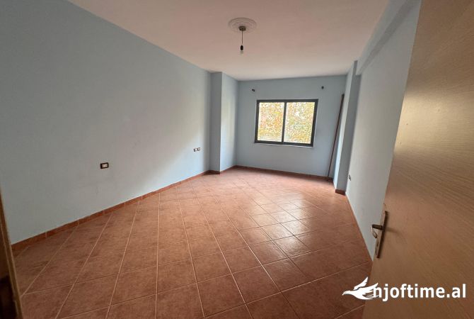 Shtepi ne shitje Apartament ne Tirane, 2+1, Mobilimi Bosh, pa mobiluar, Pagesa 137,000  Euro.