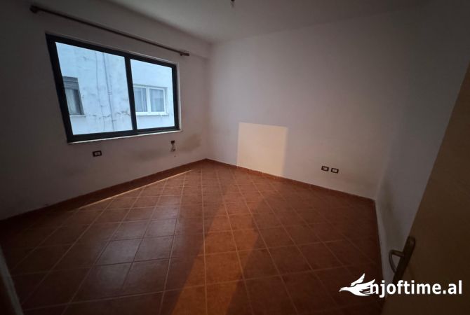 Shtepi ne shitje Apartament ne Tirane, 2+1, Mobilimi Bosh, pa mobiluar, Pagesa 137,000  Euro.