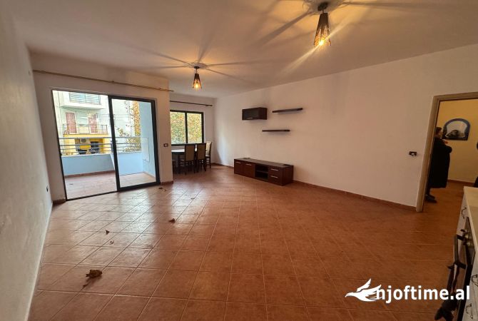 Shtepi ne shitje Apartament ne Tirane, 2+1, Mobilimi Bosh, pa mobiluar, Pagesa 137,000  Euro.