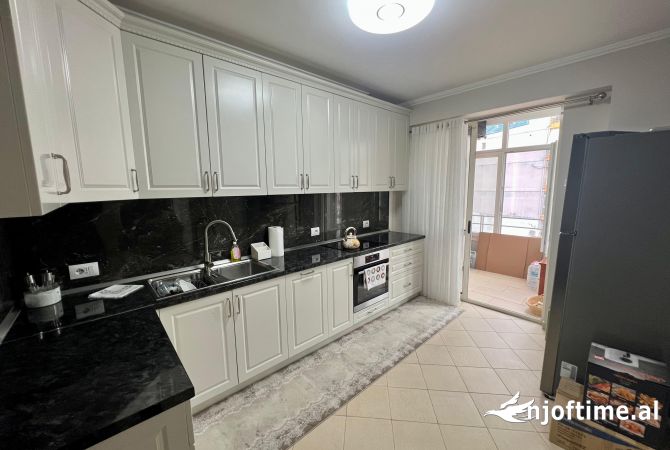 Shtepi ne shitje Apartament ne Tirane, 2+1, Mobilimi E mobiluar, Pagesa 265,000  Euro.