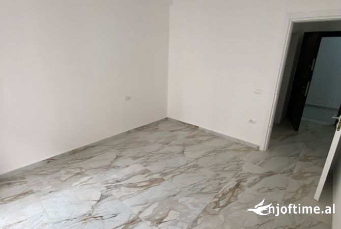 Shtepi ne shitje Apartament ne Tirane, 1+1, Mobilimi Bosh, pa mobiluar, Pagesa 95,000  Euro.