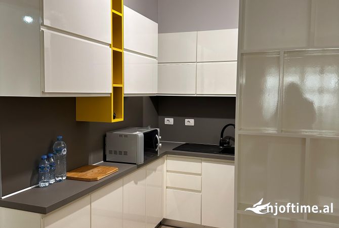 Shtepi me qera Apartament ne Tirane, 2+1, Mobilimi E mobiluar, Pagesa 700  Euro.