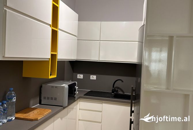 Shtepi me qera Apartament ne Tirane, 2+1, Mobilimi E mobiluar, Pagesa 700  Euro.