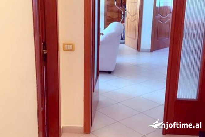 Shtepi me qera Apartament ne Tirane, 2+1, Mobilimi E mobiluar, Pagesa 650  Euro.