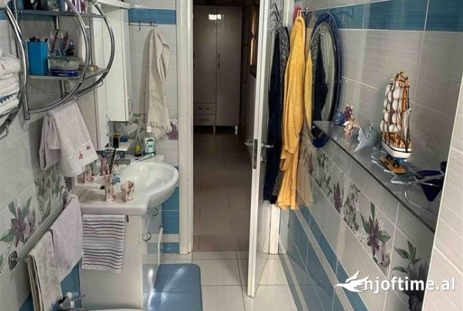 Shtepi ne shitje Apartament ne Tirane, 1+1, Mobilimi E mobiluar, Pagesa 100,000  Euro.