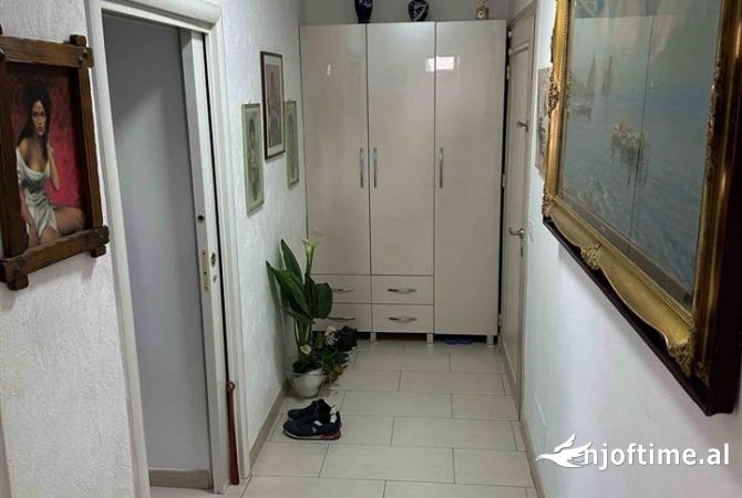 Shtepi ne shitje Apartament ne Tirane, 1+1, Mobilimi E mobiluar, Pagesa 100,000  Euro.