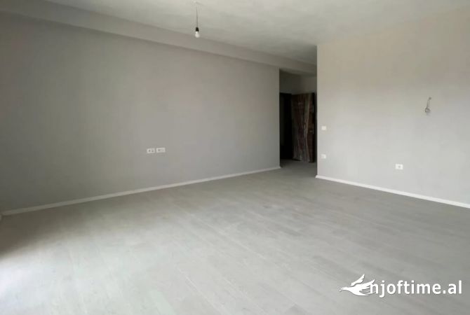 Shtepi me qera Apartament ne Tirane, 2+1, Mobilimi Pjeserisht e mobiluar, Pagesa 490  Euro.