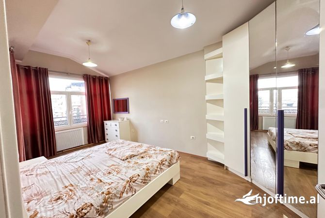 Shtepi me qera Papafingo(kati i catise) ne Tirane, 4+1, Mobilimi E mobiluar, Pagesa 1,100,000  Leke.