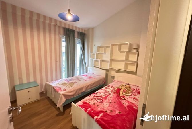 Shtepi me qera Papafingo(kati i catise) ne Tirane, 4+1, Mobilimi E mobiluar, Pagesa 1,100,000  Leke.