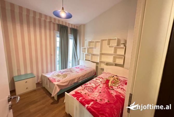 Shtepi me qera Papafingo(kati i catise) ne Tirane, 4+1, Mobilimi E mobiluar, Pagesa 1,100,000  Leke.