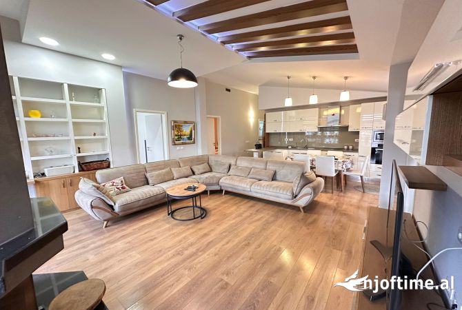 Shtepi me qera Papafingo(kati i catise) ne Tirane, 4+1, Mobilimi E mobiluar, Pagesa 1,100,000  Leke.